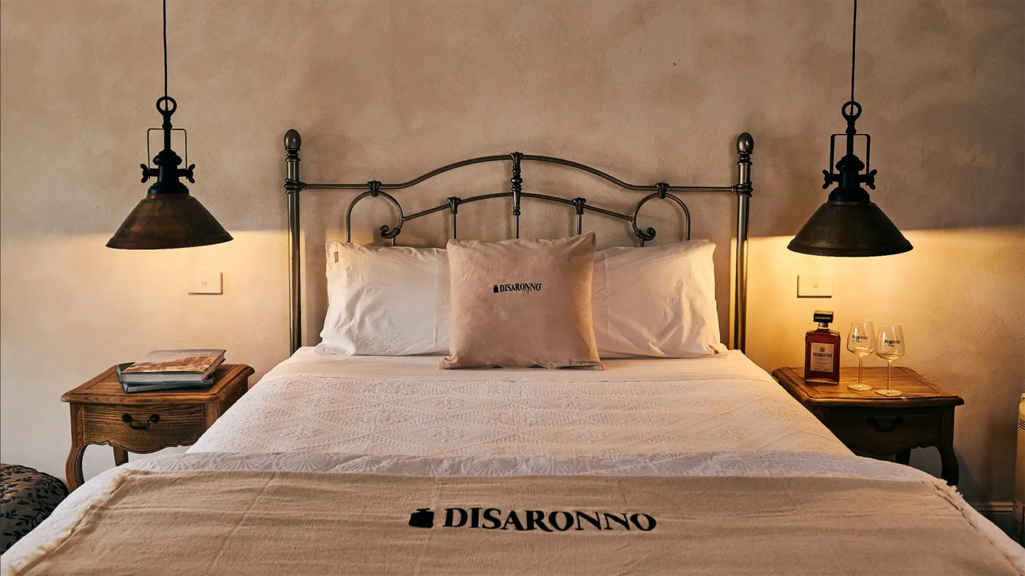 La Casa Del Disaronno bed